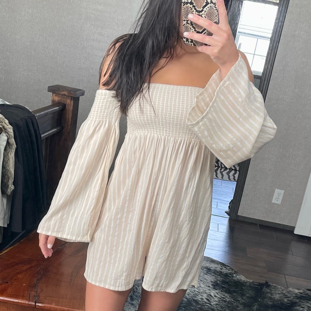 Small Billabong romper. Cream/white, perfect for beach outings!